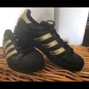 Adidas Superstar— black and Gold tennis shoes